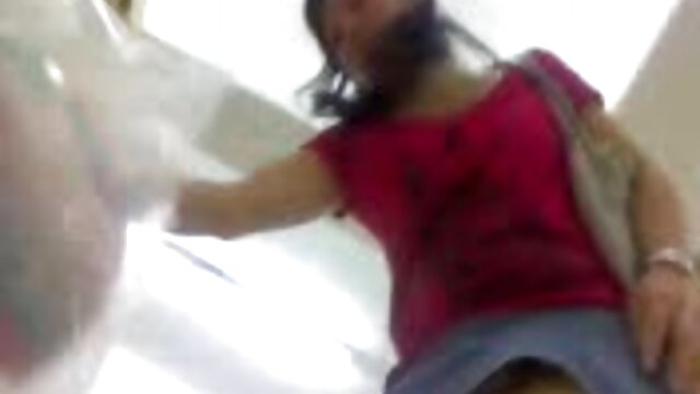 HD :  Barmfagre brunette milf best analsex ever bliver banket på badeværelset Videoer 