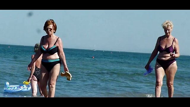 HD :  Den lystige MILF ved navn Tara first analsex Holiday bliver ramt af sin liderlige stedsøn Videoer 
