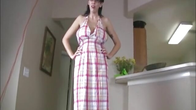 HD :  Rødhåret MILF mom analsex deler stedsøns pik med sin bedste ven Videoer 