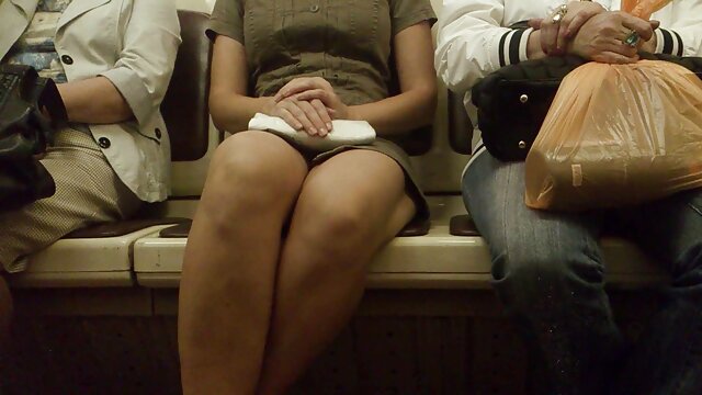 HD : Big-boobied analsexfilm MILF med kort hår tjekker den skaldede fyrs pik i aktion Videoer